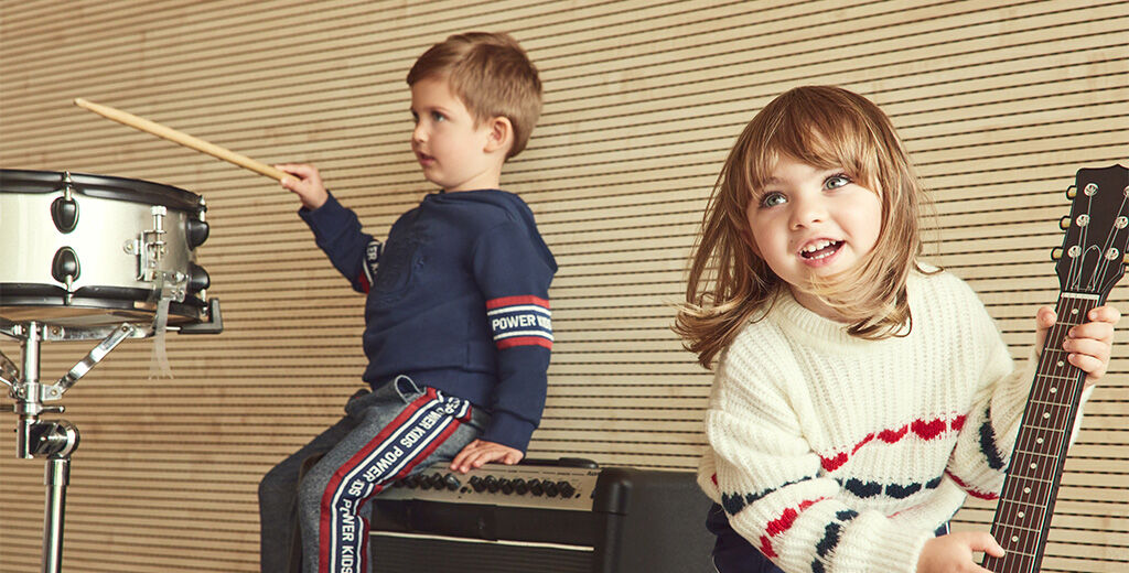 https://www.chicco.it/dw/image/v2/BJJJ_PRD/on/demandware.static/-/Sites-Chicco-Italy-Library/it_IT/dwf107d811/site/06-Pagina di Categoria/Fashion/Abbigliamento/Nuova Collezione/2025/AI 2025/BTS/CHICCO FW_24_25_05_3933-1024x520px.jpg